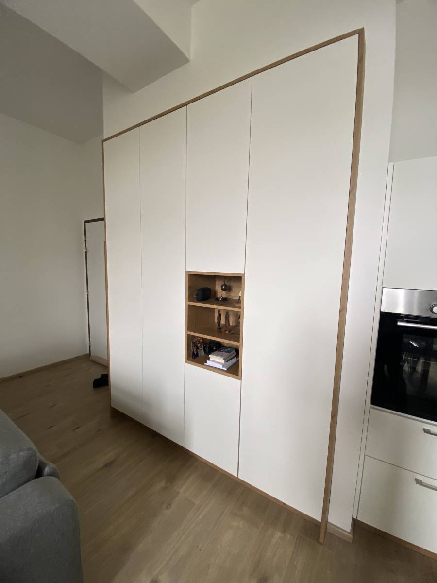 Création d'un meuble de rangement sur mesure contemporain blanc mat et chêne naturel dans un appartement à Brignais