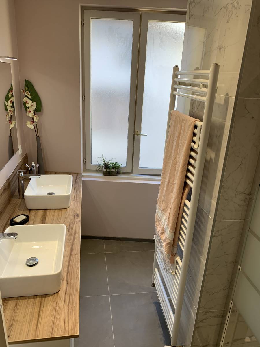 Rénovation salle de bain tendance avec carrelage effet marbre à Vernaison
