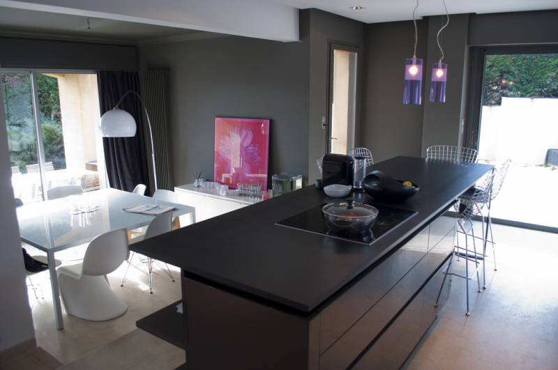 Conception d'une cuisine avec ilot central ouvert sur le salon dans une maison d'architecte à Saint Genis Laval