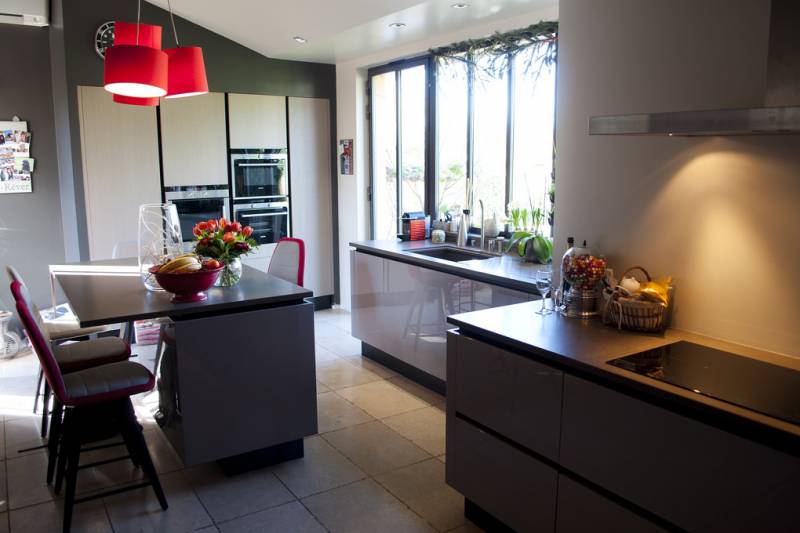 Aménagement d'une cuisine moderne avec un ilot central à Vernaison