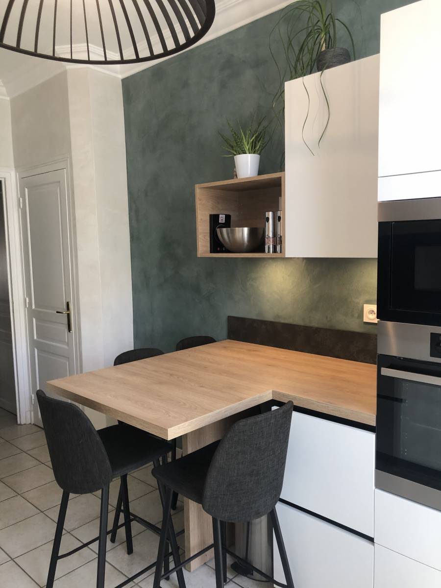 Rénovation d'une cuisine intemporelle blanche et bois dans un appartement ancien à Lyon 7ème